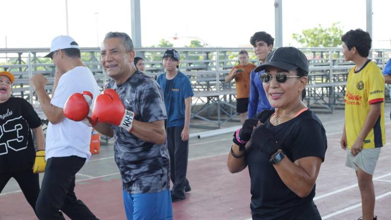 Deportistas y público en general se ejercitan en Clase Nacional de Boxeo.