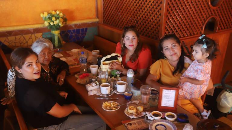 Grupo de mamás en un restaurante del puerto.