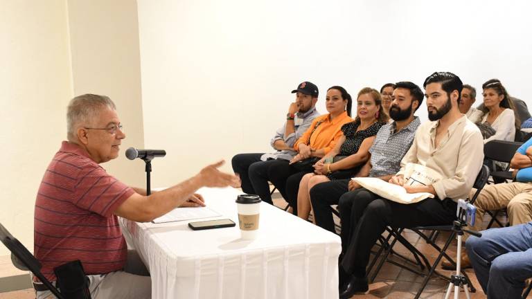 Enrique Vega Ayala durante la conferencia.