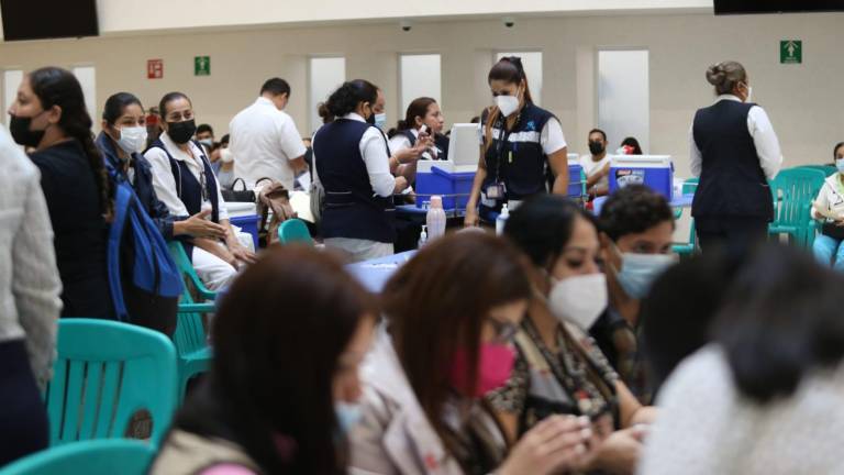 En Mazatlán, lunes y martes se ha vacunado al sector Salud.