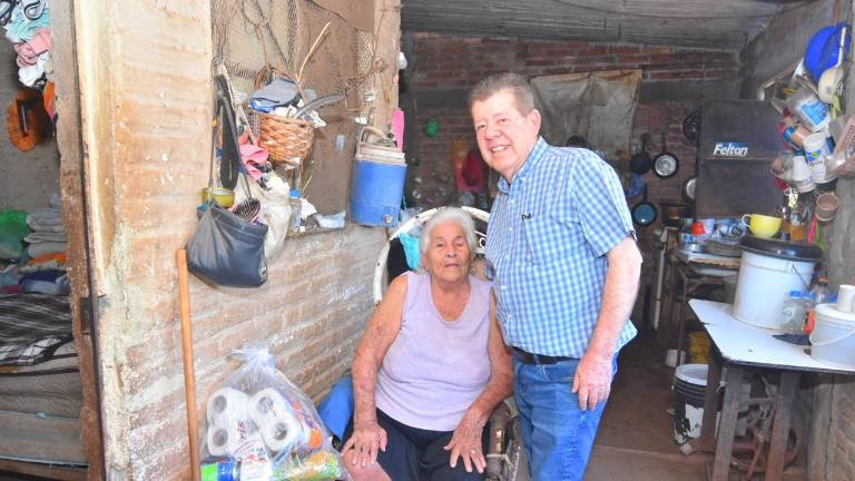 Marcos Osuna repartió algunas despensas a personas necesitadas.