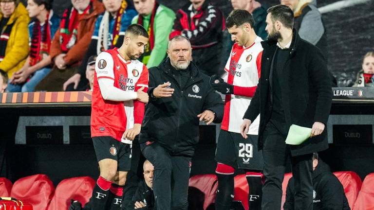 Santiago Giménez ingresa de cambio.