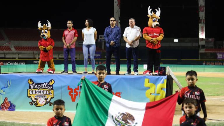 Entre fuegos artificiales y un ambiente de fiesta inauguran el Mazatlán Baseball Tournament
