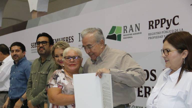 El Gobernador entregó seis cheques simbólicos a mujeres beneficiadas.