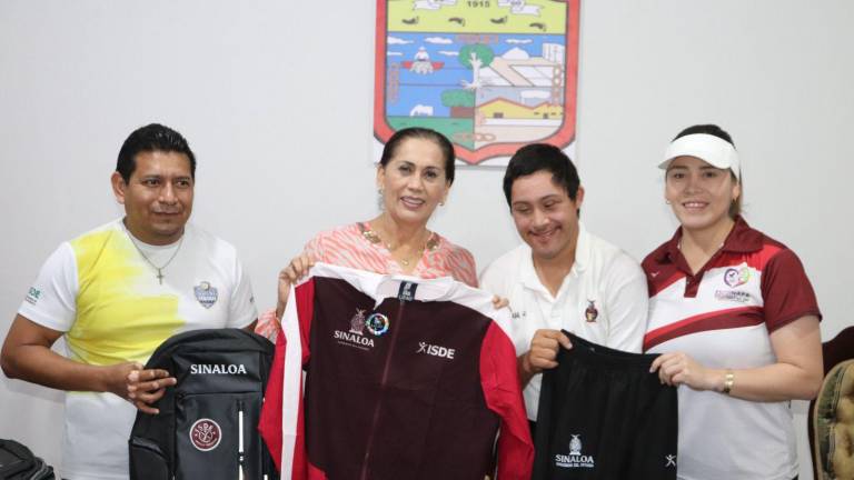 Se entregaron 6 uniformes y 6 mochilas para los atletas escuinapenses.
