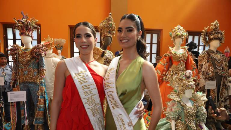 Mariana Guerrero y Anahí Esparza, Reina de los Juegos Florales y Reina del Carnaval 2026, respectivamente, durante la inauguración de la exposición “Recuerdos y Nostalgia”, en Casa Haas.