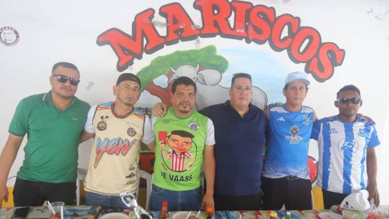 Yew FC y La Academia-GR Publicidad disputan la final de la Súper de Verano en Mazatlán.