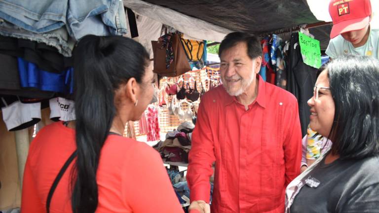 Comerciantes del tianguis de la colonia Huizaches recibieron este domingo la visita de Gerardo Fernández Noroña, aspirante presidencial por el Partido del Trabajo.
