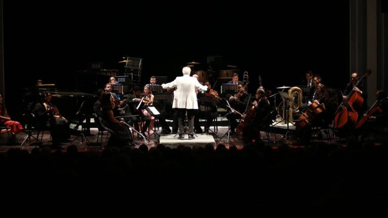 La Camerata Mazatlán dirigida por el maestro concertador Gordon Campbell presentó en el TAP el concierto Hoedowns Galore and more.