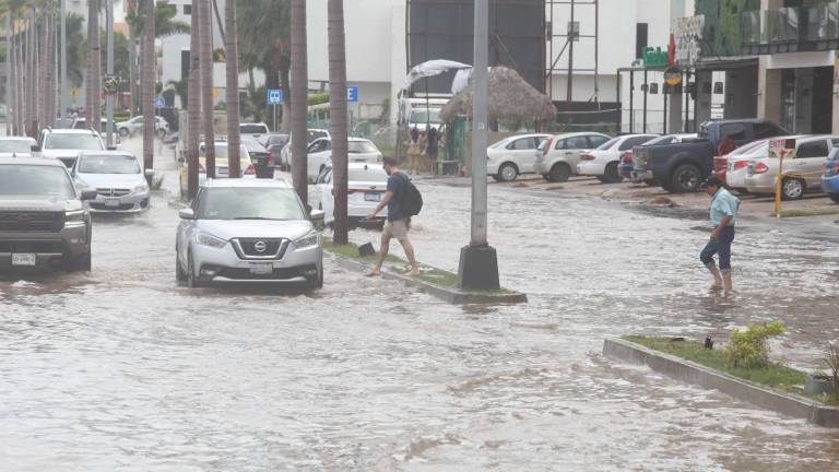 Las inundaciones en la avenida Camarón Sábalo dificultan la circulación de los vehículos y el tránsito de trabajadores y turistas.