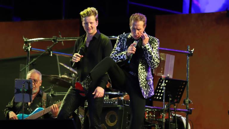Emmanuel y Alexander Acha durante su presentación en el Carnaval de Mazatlán.