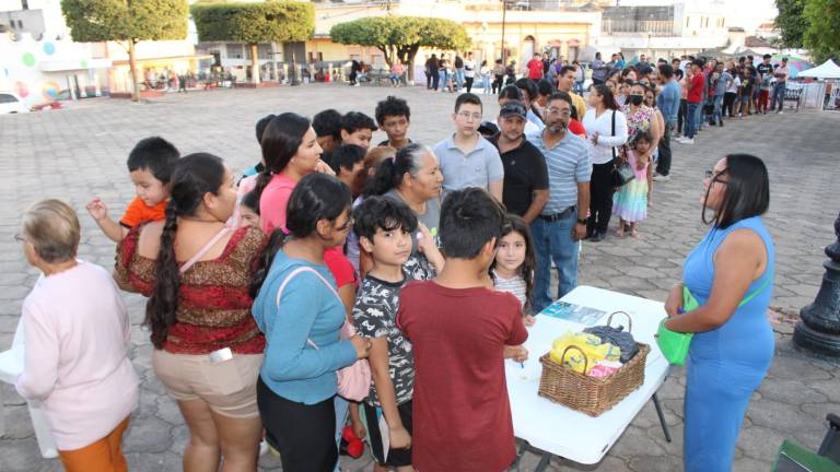 Largas han sido las filas en Rosario para la entrega de lentes para ver el eclipse total de sol.