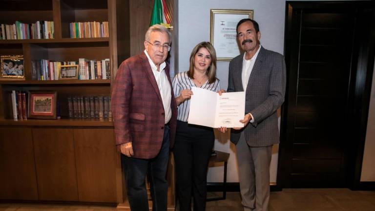 Adolfo Rojo Montoya con el Gobernador Rubén Rocha Moya y la Secretaria de Turismo, Rosario Torres Noriega.