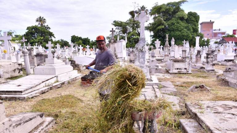 Limpian panteones en Mazatlán, desde ahorita, para el Día de Muertos