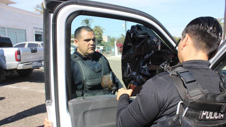 Ante el titular de la SSPM, inicia el retiro de polarizados en las patrullas de Mazatlán.