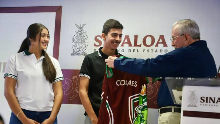 El Gobernador Rubén Rocha Moya entrega jun jersey del Cobaes al alumno y atleta José Paul Salazar Pérez.