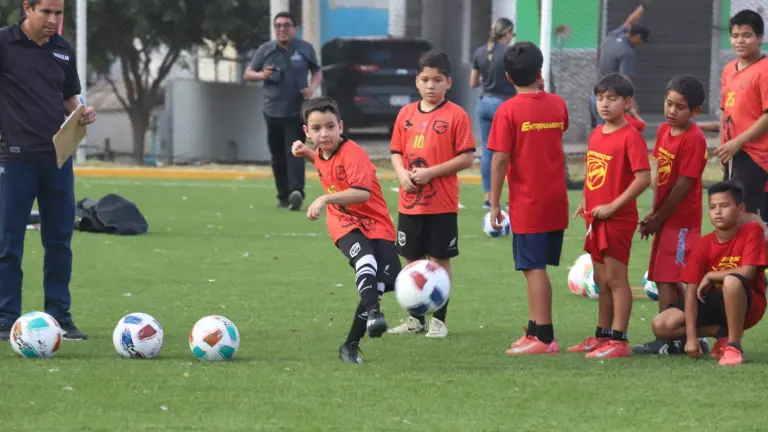 Decenas de niños y adolescentes participaron en pruebas de control de balón, golpeo, disparo a portería y precisión.
