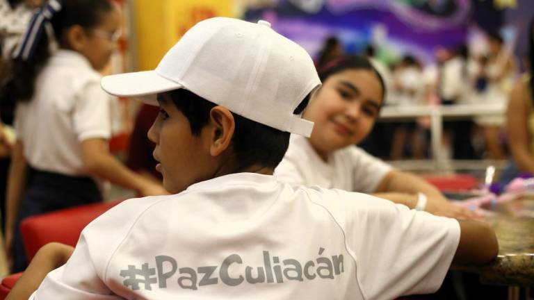Niñas y niños participan en un encuentro en Culiacán para la construcción de la paz.