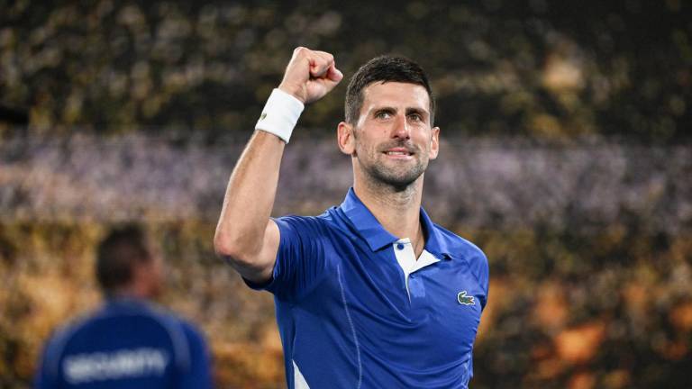 Djokovic borda su centenario en Australia con contundente triunfo