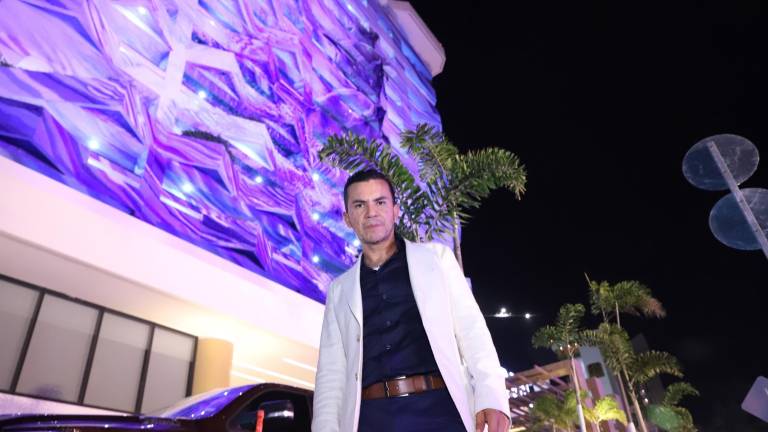 El muralista Sergio Ramírez.