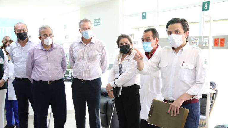 Zoé Robledo Aburto, director nacional del IMSS; Gobernador Quirino Ordaz Coppel y otras personalidades.