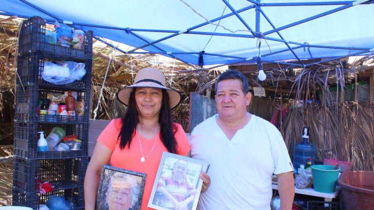 En la mesa principal de la enramada están las fotos de doña Candelaria Ruiz mamá de Antonieta Nieblas, así como la foto de Don Rubén Inda Villa, su suegro.