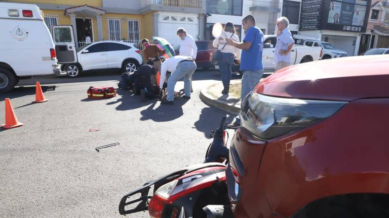 Camioneta arrolla a mujer en moto en la Insurgentes, en Mazatlán
