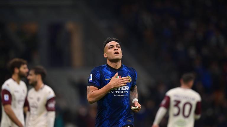 Lautaro Martínez marca tres goles por el Inter.