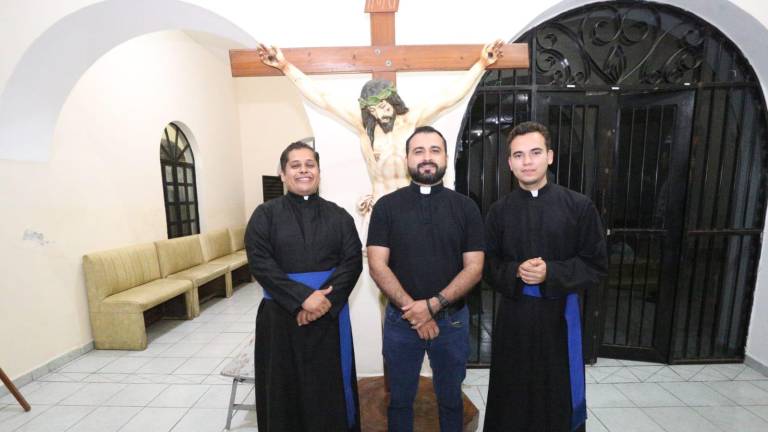 El Padre Armando Durán entre los seminaristas Sergio Pérez y Miguel Ángel Tirado.