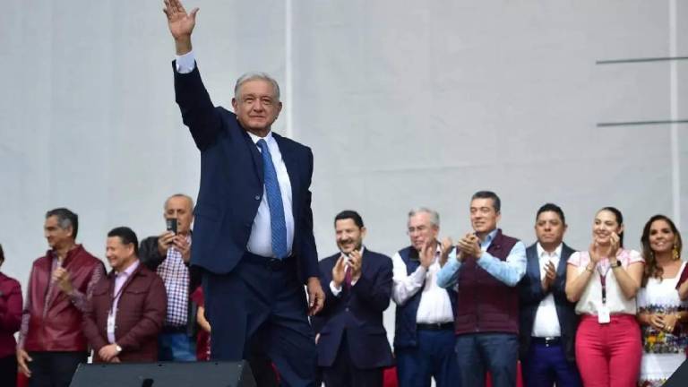 Cobijado por gobernadores, funcionarios y los aspirantes presidenciales de Morena, Andrés Manuel López Obrador celebra cinco años desde su triunfo en las urnas.