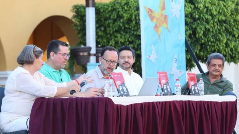 Presentación del libro La disputa por México, en el Festival del Libro de Mazatlán.