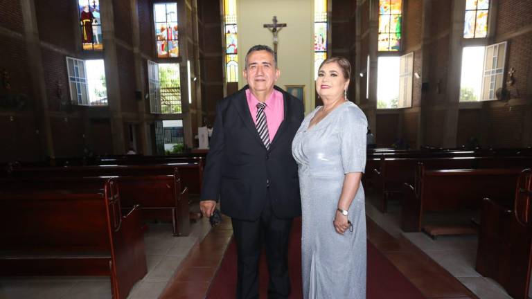 María del Rosario Hernández y José Carlos Morales celebran 35 años de amor en compañía de su familia.