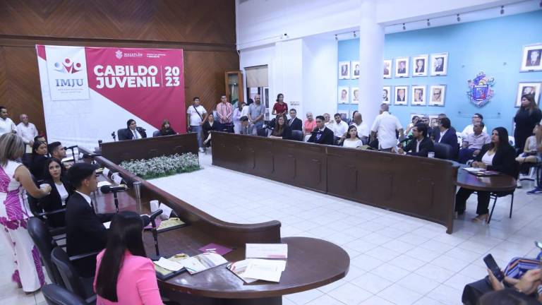 Integrantes del Cabildo Juvenil 2023 rindieron protesta en una sesión solemne.