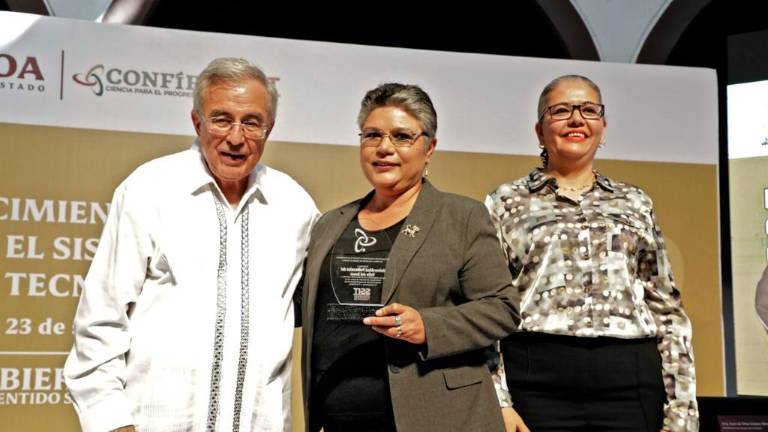 El Gobernador entregó reconocimientos a personalidades que forman parte del Sistema de Investigadores y Tecnólogos 2022.