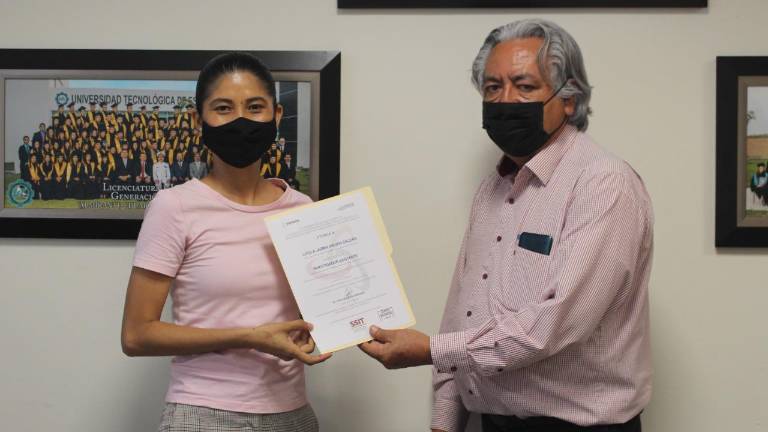 Docentes recibieron documentos que les acreditan como parte del Sistema Sinaloense de Investigadores y Tecnólogos.