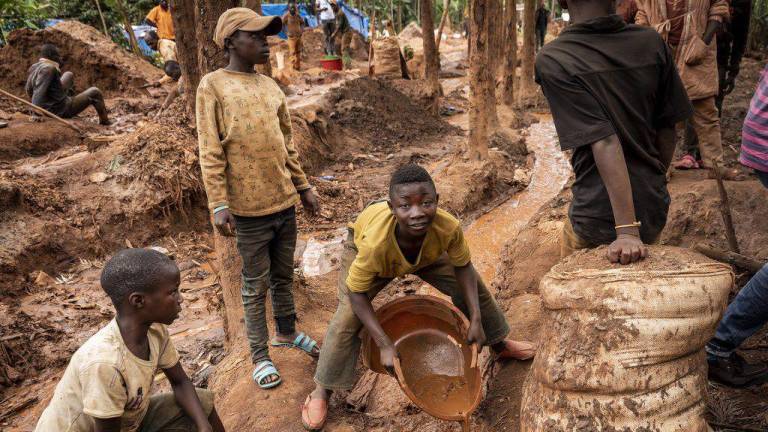 Niños en una mina africana.