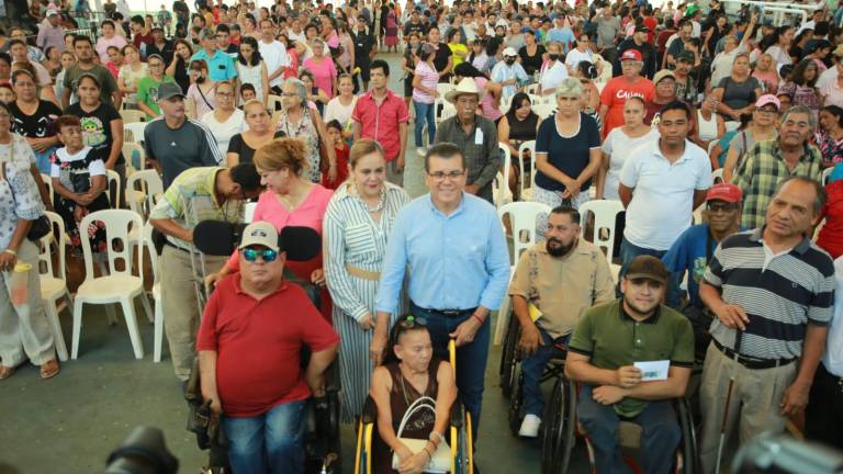 El Gobierno de Mazatlán entrega apoyos a personas con discapacidad.