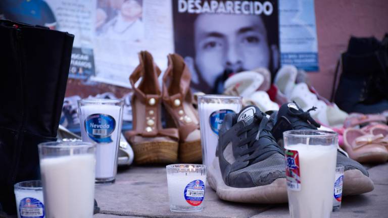 En las escalinatas de la Catedral de Culiacán se colocaron zapatos y veladoras como manifestación.