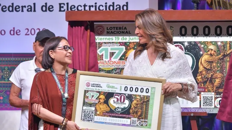 Llega la CFE a 50 millones de usuarios y la cifra es celebrada con billete y sorteo de Lotería Nacional