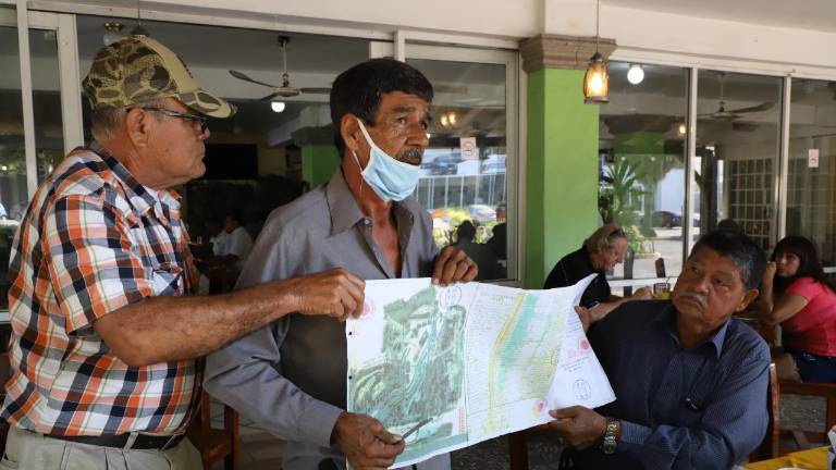 Comuneros y el ex Alcalde de Rosario Aarón Flores Estrada.