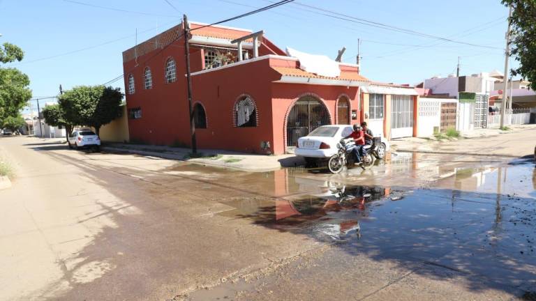 La fuga de agua potable y drenaje se registra en la calle María del Socorro, en el fraccionamiento Bugambilias.
