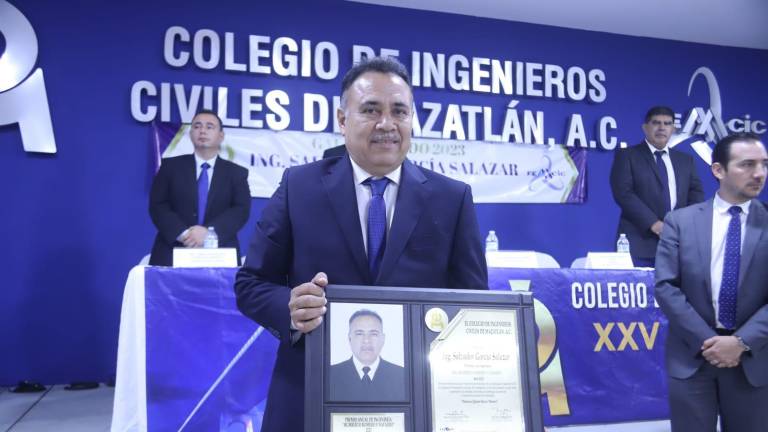 Salvador García Salazar recibió el Premio Anual de Ingeniería “Ingeniero Humberto Romero y Navarro” 2023 por parte del Colegio de Ingenieros Civiles de Mazatlán, al cual ingresó en 1989.
