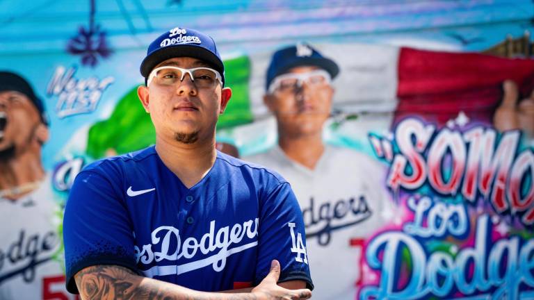 El lanzador sinaloense Julio Urías modela uno de los uniformes.