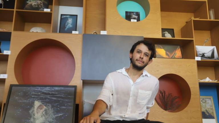 Édgar Becerril presentó en el Gran Acuario Mazatlán la exposición “Visiones de Tiburones”, integrada por más de 20 fotografías sobre estos depredadores marinos.