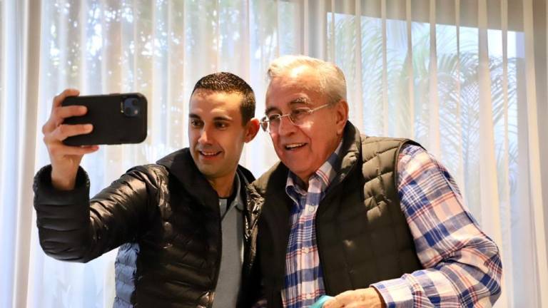 César Arturo Ramos se toma la selfie con el Gobernador Rubén Rocha Moya.