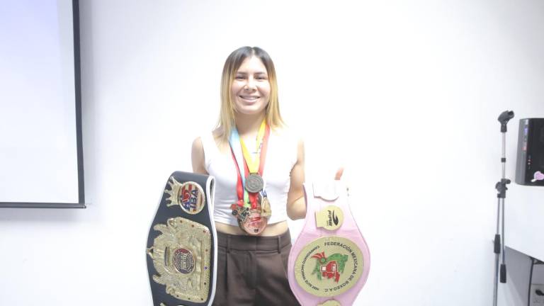 Entre guantes, sueños y disciplina, Esmeralda Patiño inspira a estudiantes del CBTis 51.