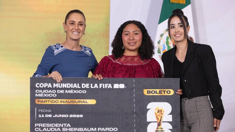 Yolett Cervantes recibe su boleto simbólico de manos de Claudia Sheinbaum y Katia Itzel García.