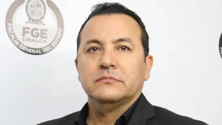 Dámaso Castro Saavedra permanece con licencia de seis meses mientras continúa una investigación federal.