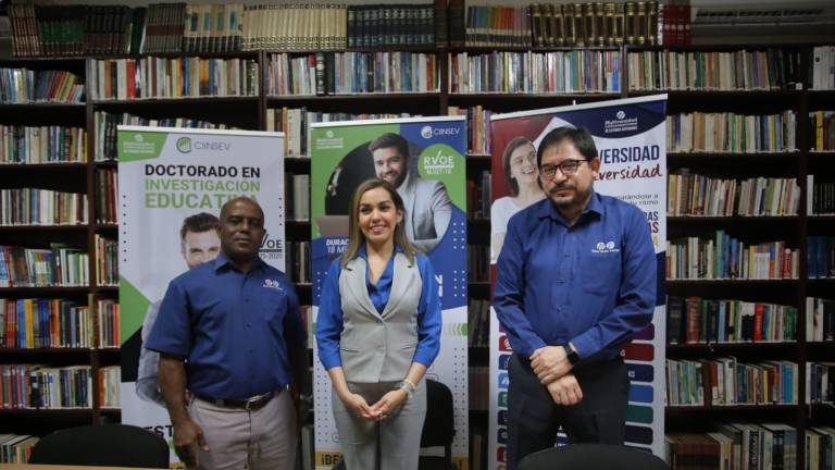 Bernando Trimiño Quiala y Fidel Ibarra López, coordinador del CIIESEV, en compañía de Mariana Báez, directora del programa, dieron a conocer que habrá una ceremonia de graduación del sistema.