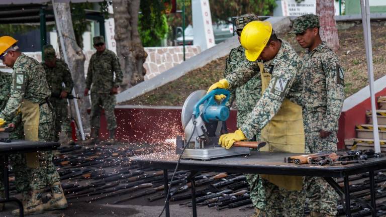 Elementos del Ejército destruyen más de 700 armas decomisadas en Sinaloa.